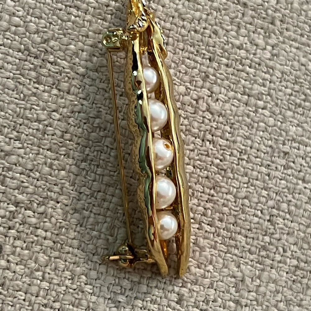 Vintage Crown Trifari “Peas in a Pod Brooch - Picture 2 of 4